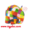 Juguete de tela de elefante de color relleno