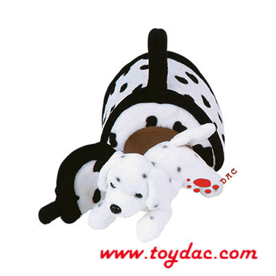 Perro de peluche y casa de perro de peluche.