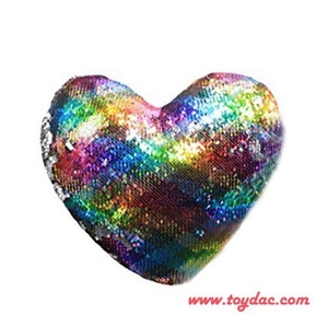 Cojín arcoíris con forma de corazón y lentejuelas invertidas