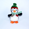 Pingüino de peluche con decoración navideña