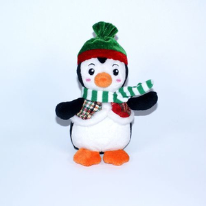 Pingüino de peluche con decoración navideña