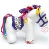 Juguete de caballo blanco de color relleno